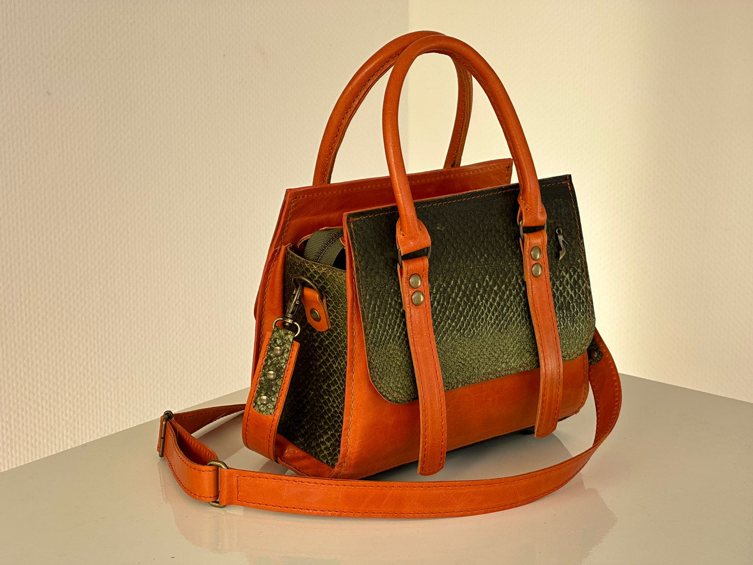 Op deze afbeelding zie je een oranje leren tas exemplaar van een unieke handgemaakte leren Bolsas Tas