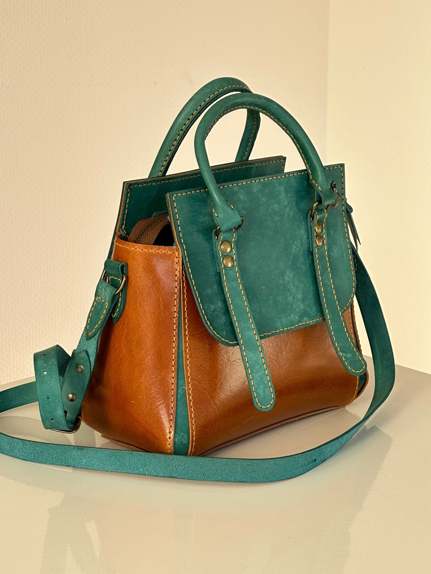 Op deze afbeelding zie je een laguna blauwe tas exemplaar van een unieke handgemaakte leren Bolsas Tas