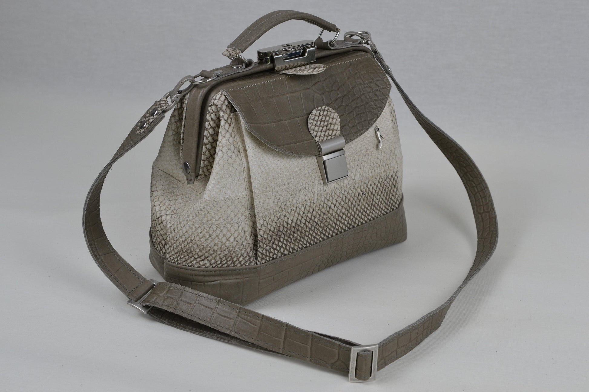 Zilveren beugeltas genaamd de Bengaalse tijger. Een prachtige unieke beugeltas van de beugeltassen collectie van Bolsas tassen. Slechts één exemplaar beschikbaar!