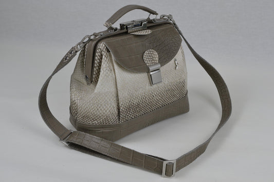 Zilveren beugeltas genaamd de Bengaalse tijger. Een prachtige unieke beugeltas van de beugeltassen collectie van Bolsas tassen. Slechts één exemplaar beschikbaar!